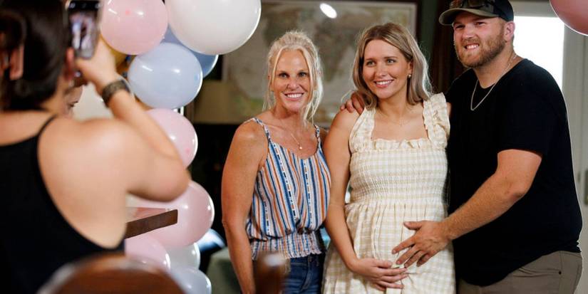 Dynasty McBee: Реальные американские ковбои Коул Макби, Кристи Макби и Кеки Адкисон позируют на фотографии, обнимая живот Кеки