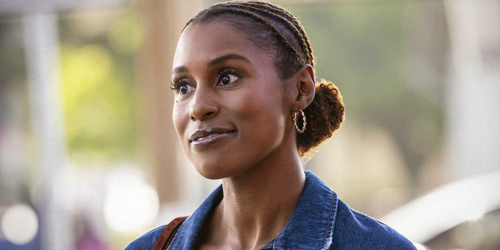Issa Rae sorrindo na série Insecure