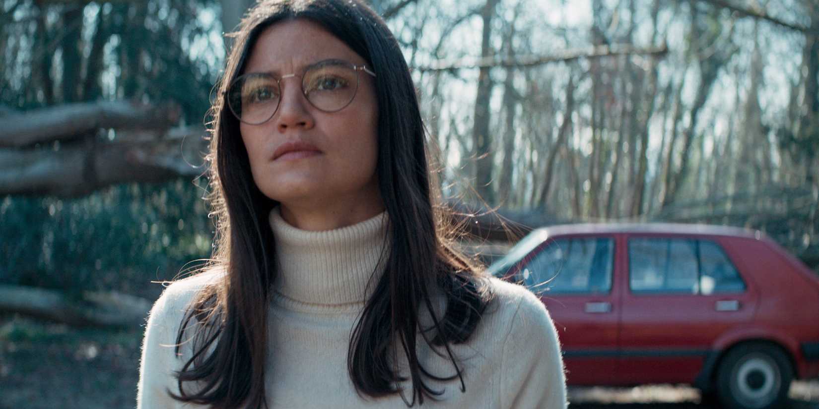 Lucie Boujenah as Camille wearing glasses in Marianne