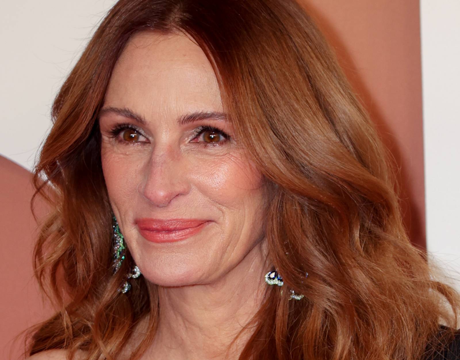 Wavy Hairstyles Inspired by Julia Roberts, image size:1600x1253