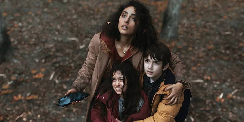 Семья, держащаяся друг за друга в Invasion