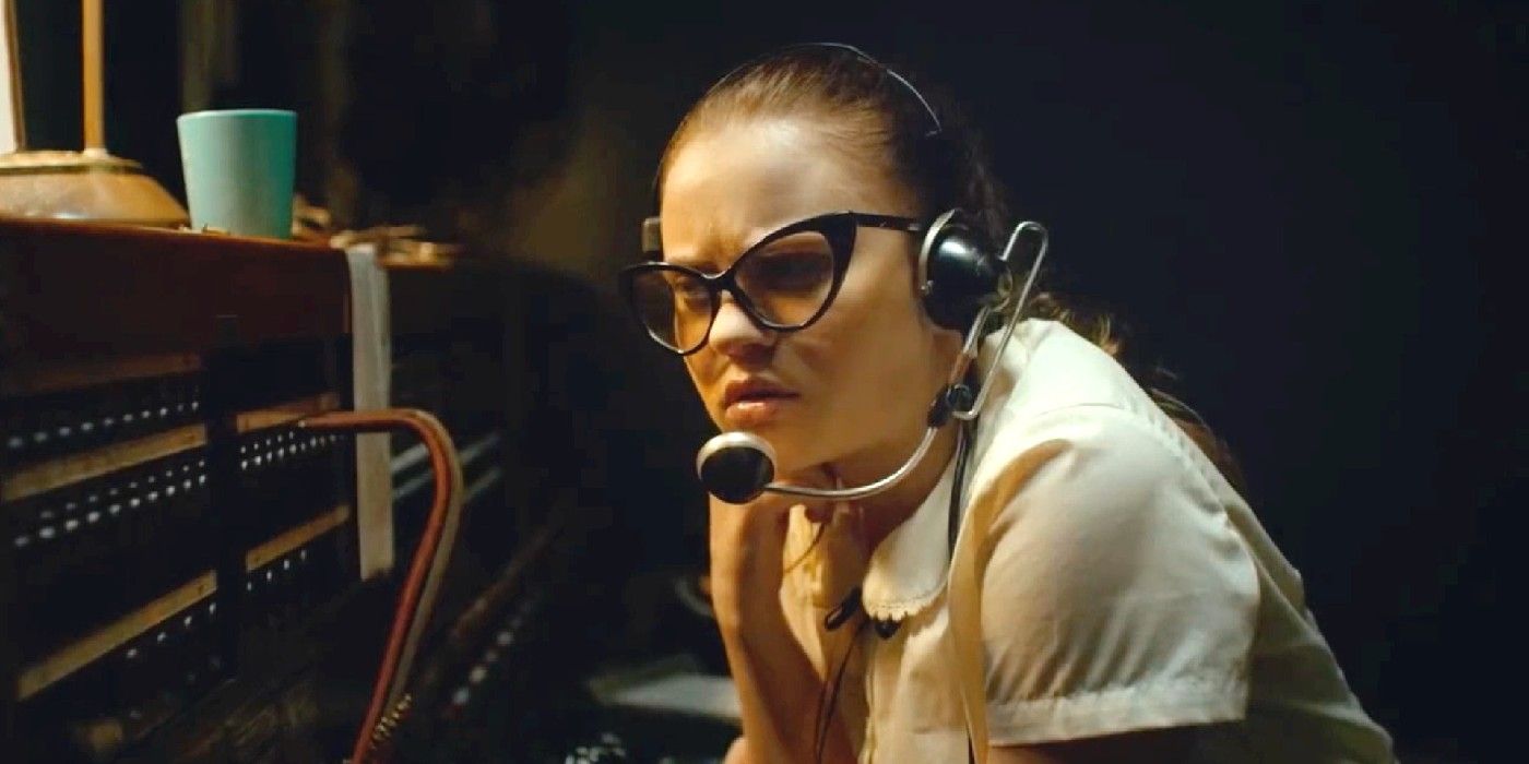 Una ragazza che manovra un sistema radio nell'oscurità de The Vast of Night
