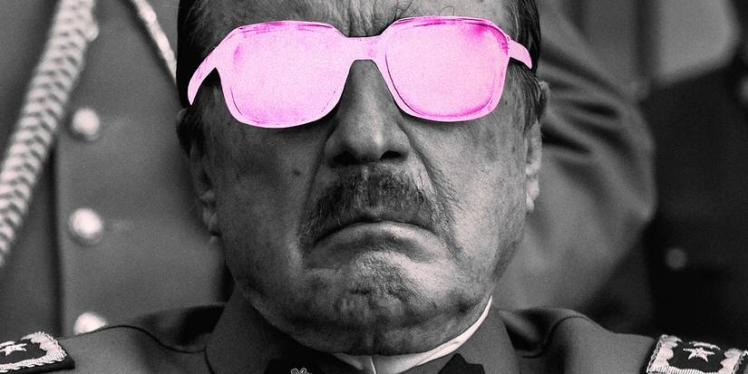 Uma líder usando óculos de sol rosa brilhante em El Conde.