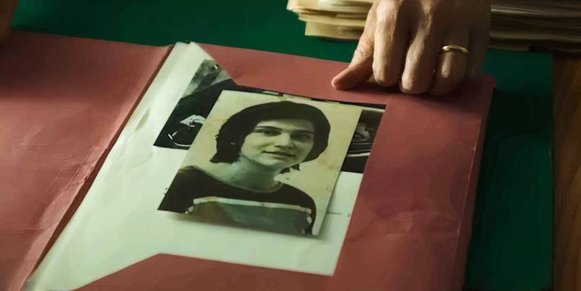Foto de vítima em uma pasta no trailer de O Monstro de Florença