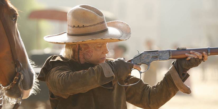 Eine Frau mit einer Waffe in Westworld „Das Original“