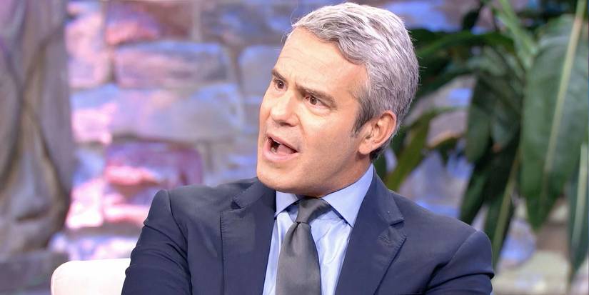 Andy Cohen em traje azul
