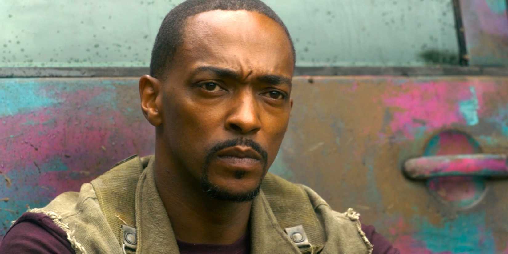 Anthony Mackie como John Doe em cena séria de Twisted Metal temporada 2