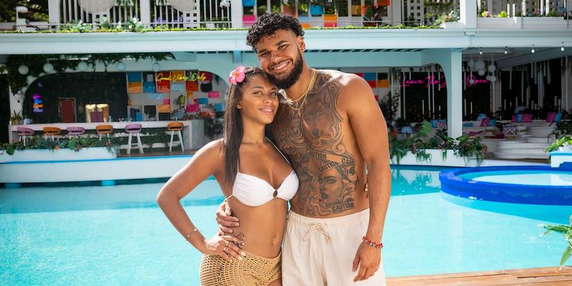 Брайан Ареналес и Амая Эспинал перед бассейном в доме "Love Island USA".