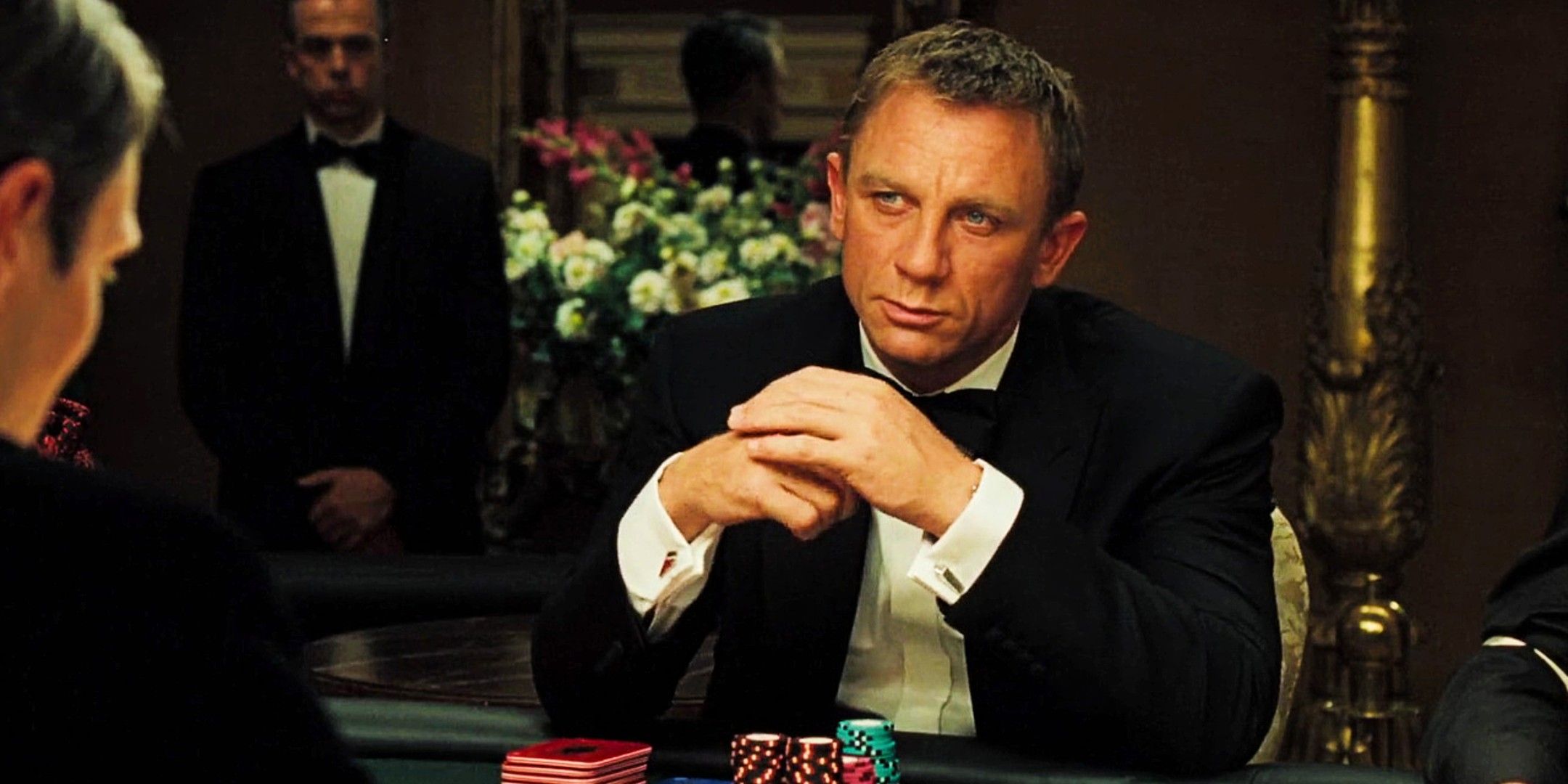 Bond seduto al tavolo da gioco in Casino Royale