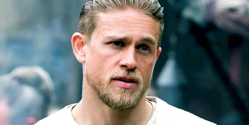Charlie Hunnam como Rei Arthur