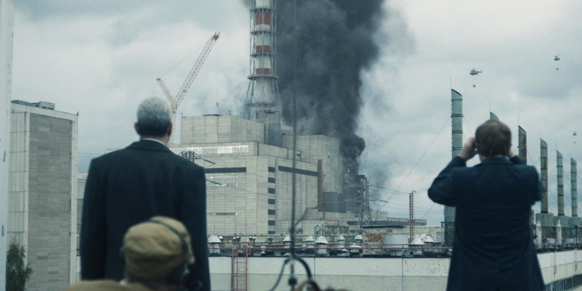 Pessoas observando a explosão de Chernobyl de um telhado