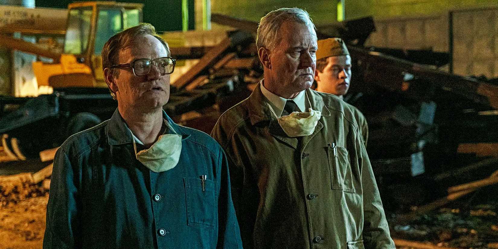 Jared Harris e Stellan Skarsgaard olhando para fora da tela em Chernobyl