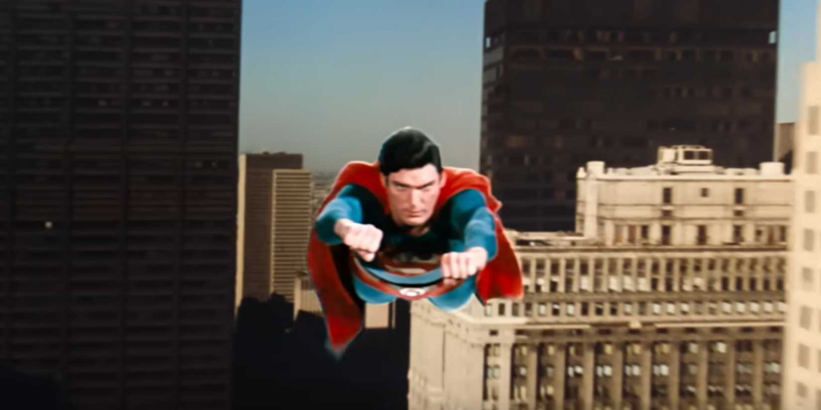 Christopher Reeve como Superman voando em Superman IV: A Busca pela Paz