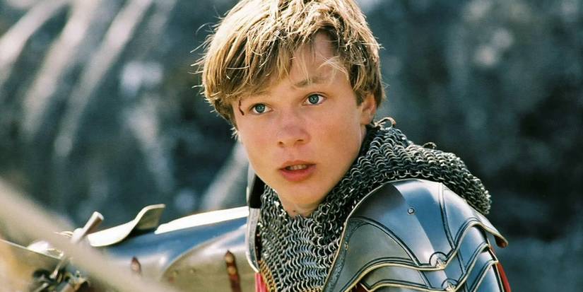 Peter in armor looking across the battlefield in The Lion, the Witch and the Wardrobe