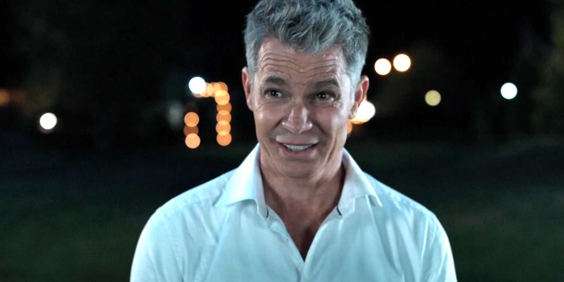 Clark Ross (Timothy Olyphant) looking sarcastic in Stick season 1, episode 8