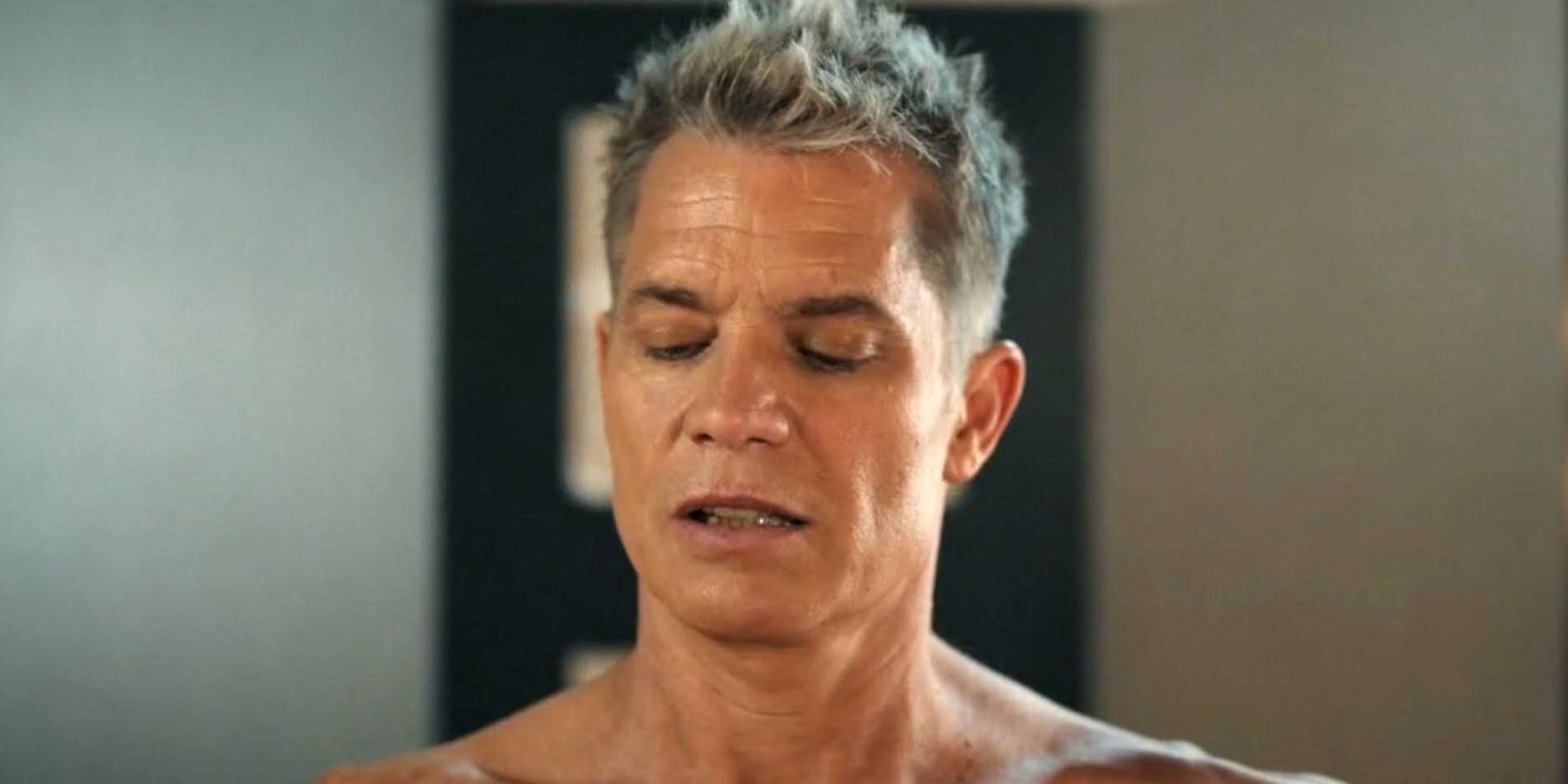Clark Ross (Timothy Olyphant) standing nude in Stick season 1, episode 8