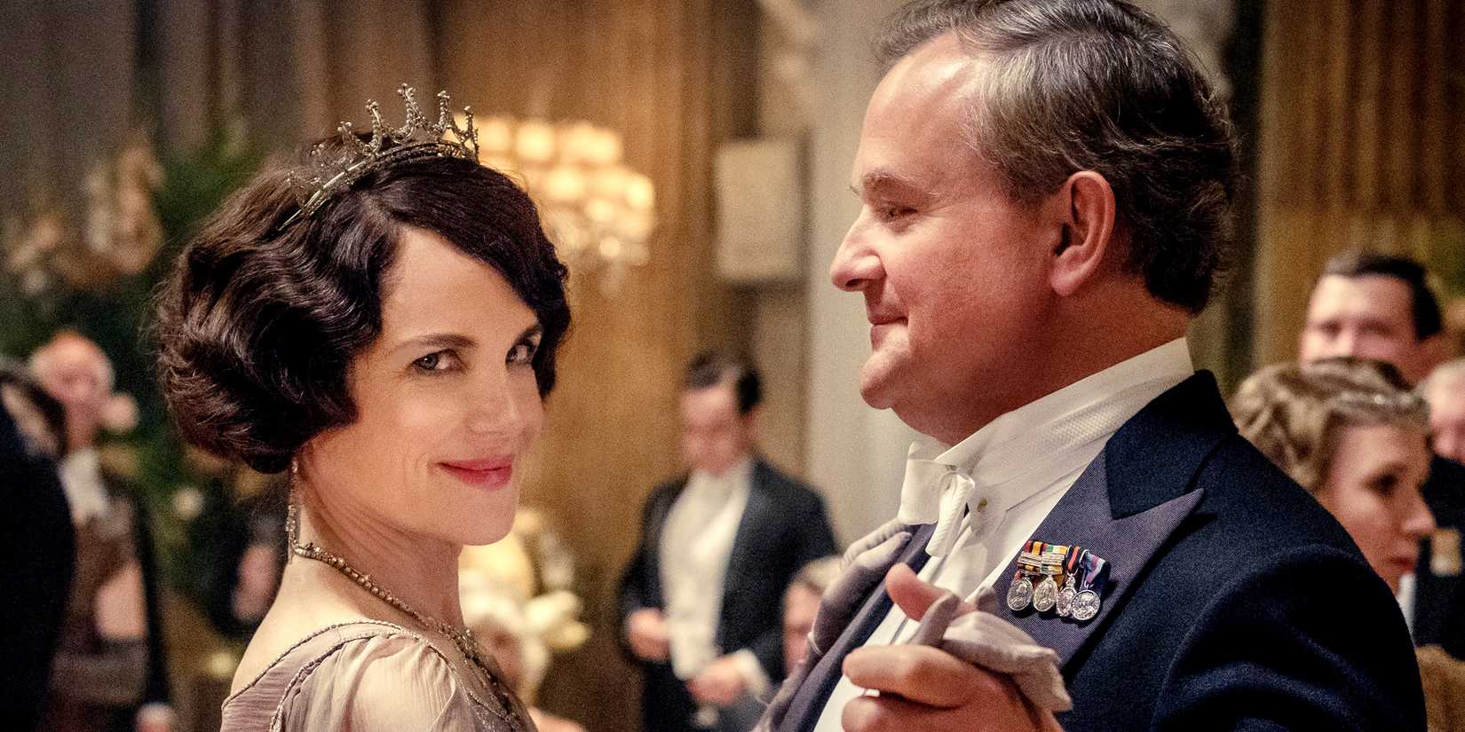 Elizabeth McGovern and Hugh Bonneville as Cora Crawley and Lord Grantham respectively in Downton Abey, dancing at a party 