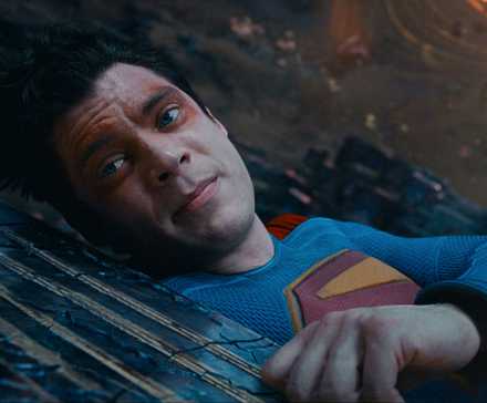 Супермен Дэвида Коренсвета с ожогами в глазах