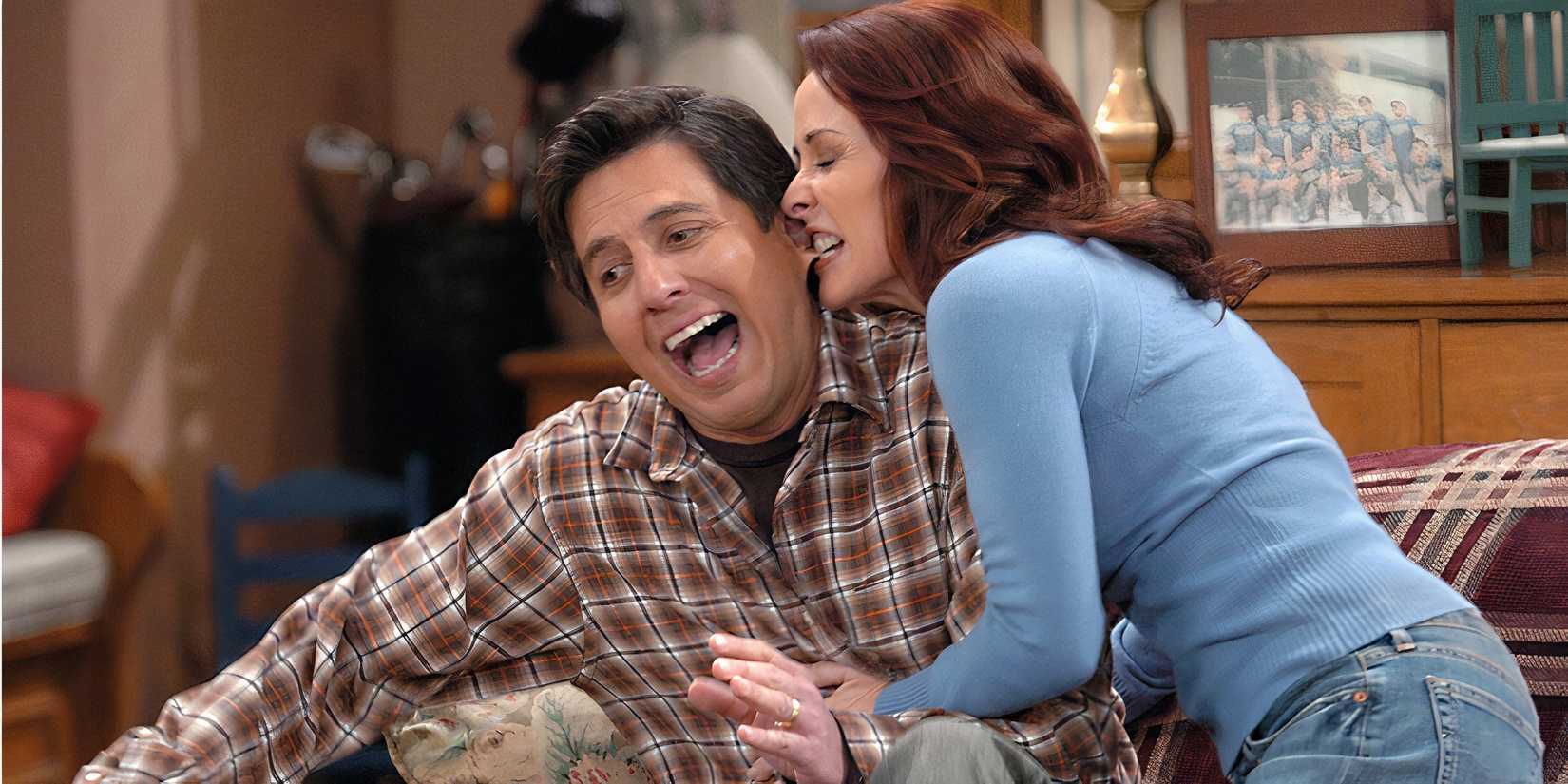 Debra e Ray Barone em uma cena de Everybody Loves Raymond.