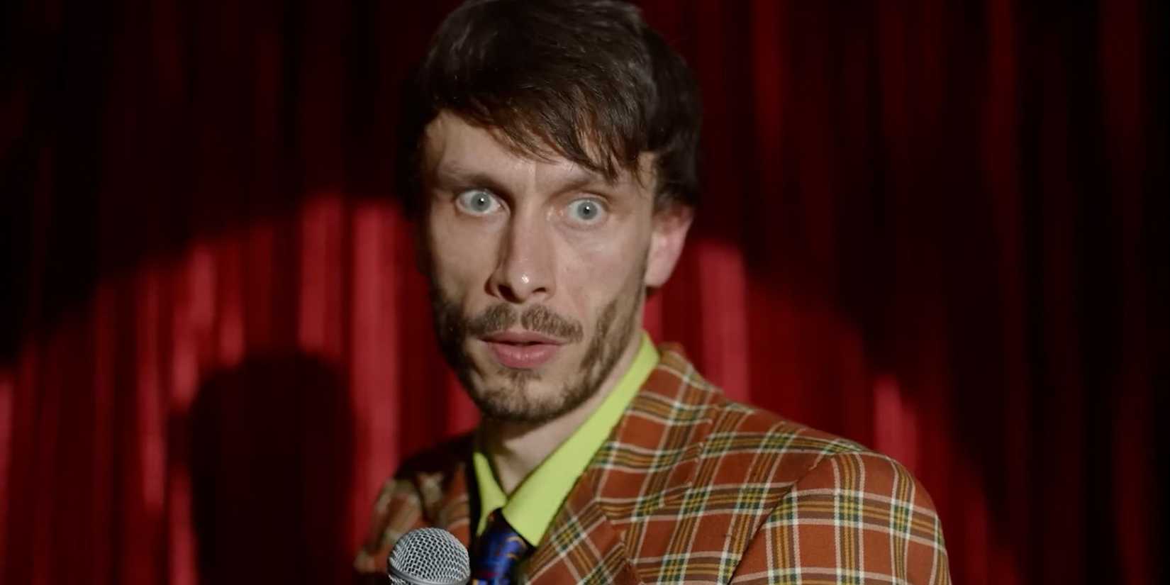 Donny Dunn (Richard Gadd) fazendo stand-up em Baby Reindeer