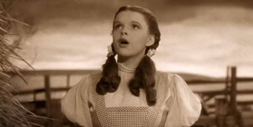Judy Garland como Dorothy em O Mágico de Oz cantando 'Over the Rainbow'