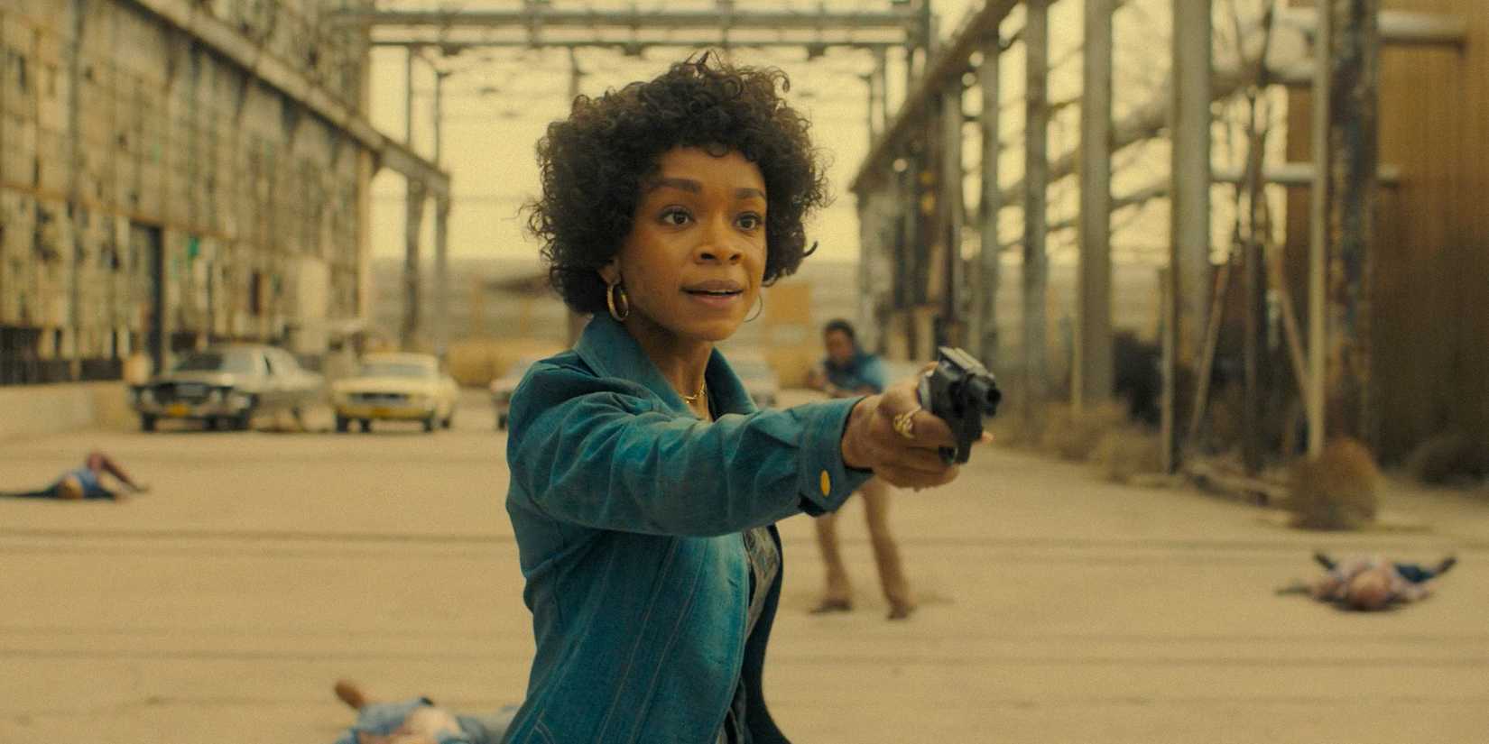 Nina Hayes (Rachel Hilson) em cena de Duster