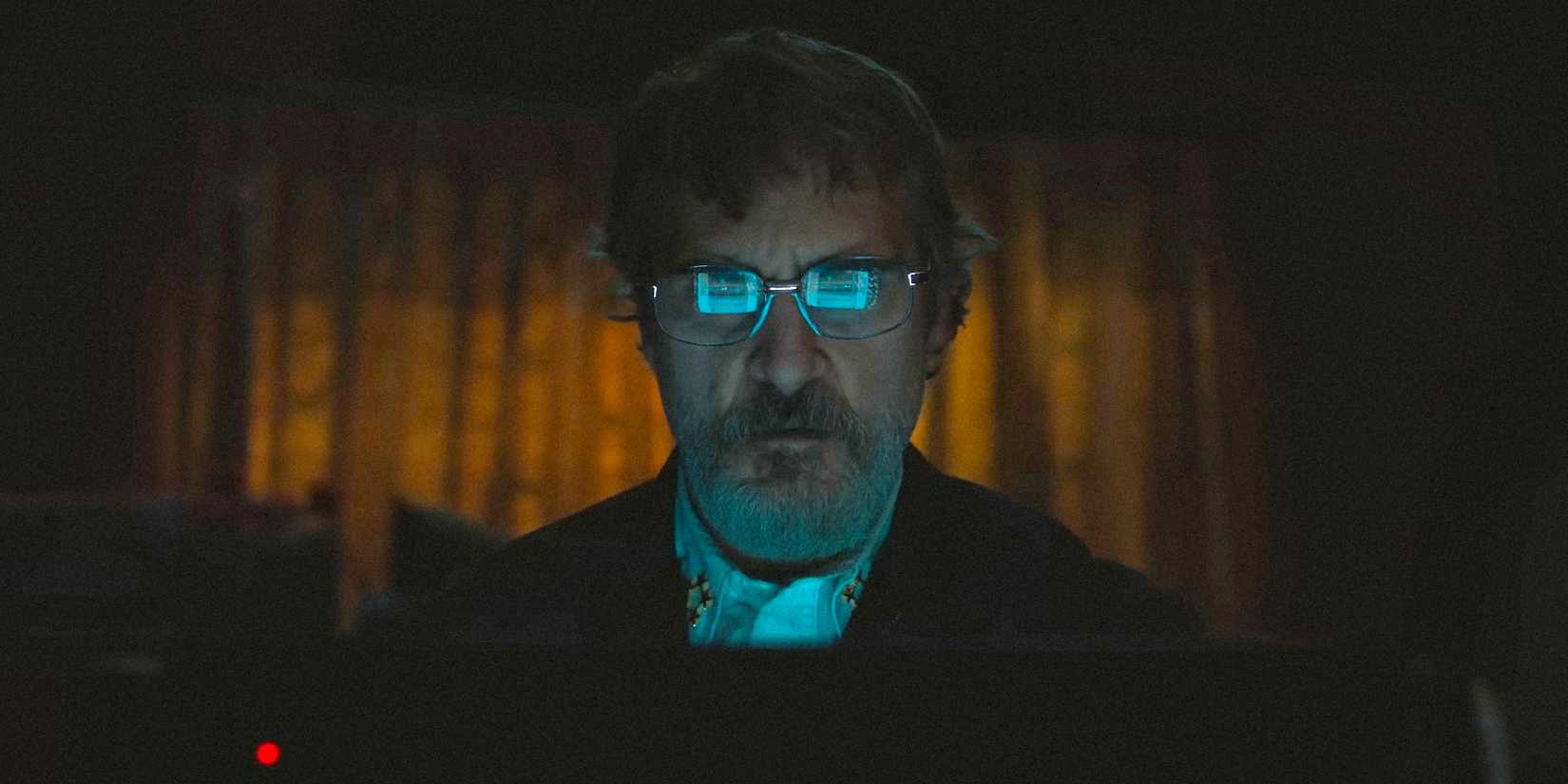 Джо Кросс (Джокин Фион) смотрит на экран своего ноутбука в «Eddington»