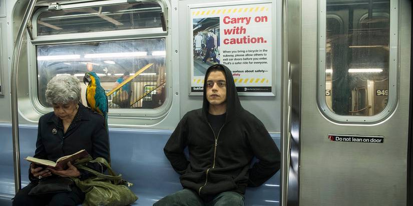 Elliot no metrô em Mr. Robot