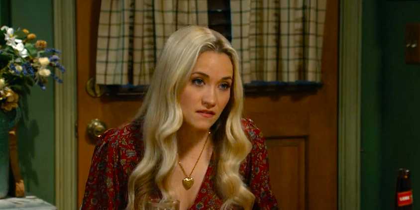 Emily Osment's Mandy sits at the dinner table from Georgie & Mandy's First Marraige episode 12