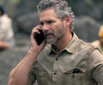 Эрик Бана в роли Кайл Тернер, разговаривающий по телефону и выглядящий обеспокоенным в сериале "Untamed" от Netflix