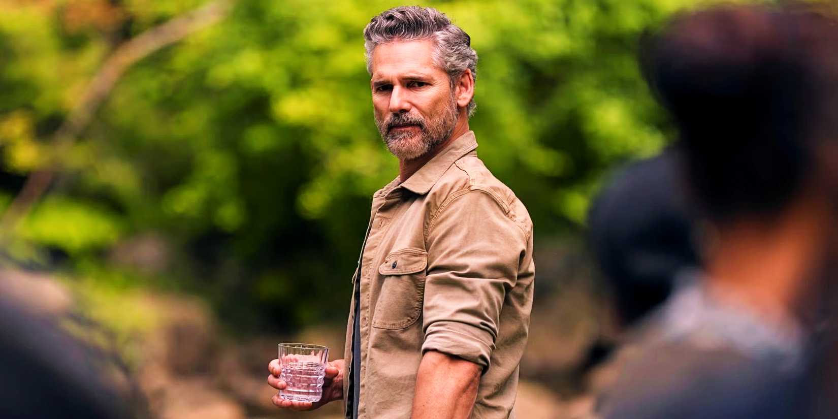 Kyle (Eric Bana) holding a drink in Untamed