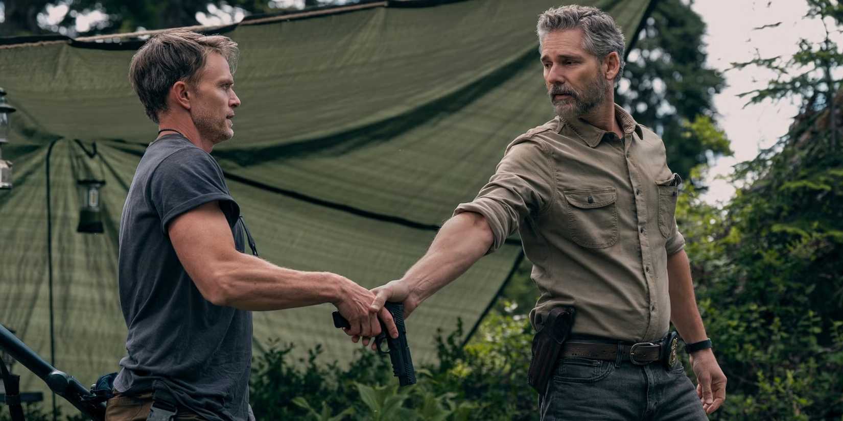 Eric Bana serrant la main dans un sauvage