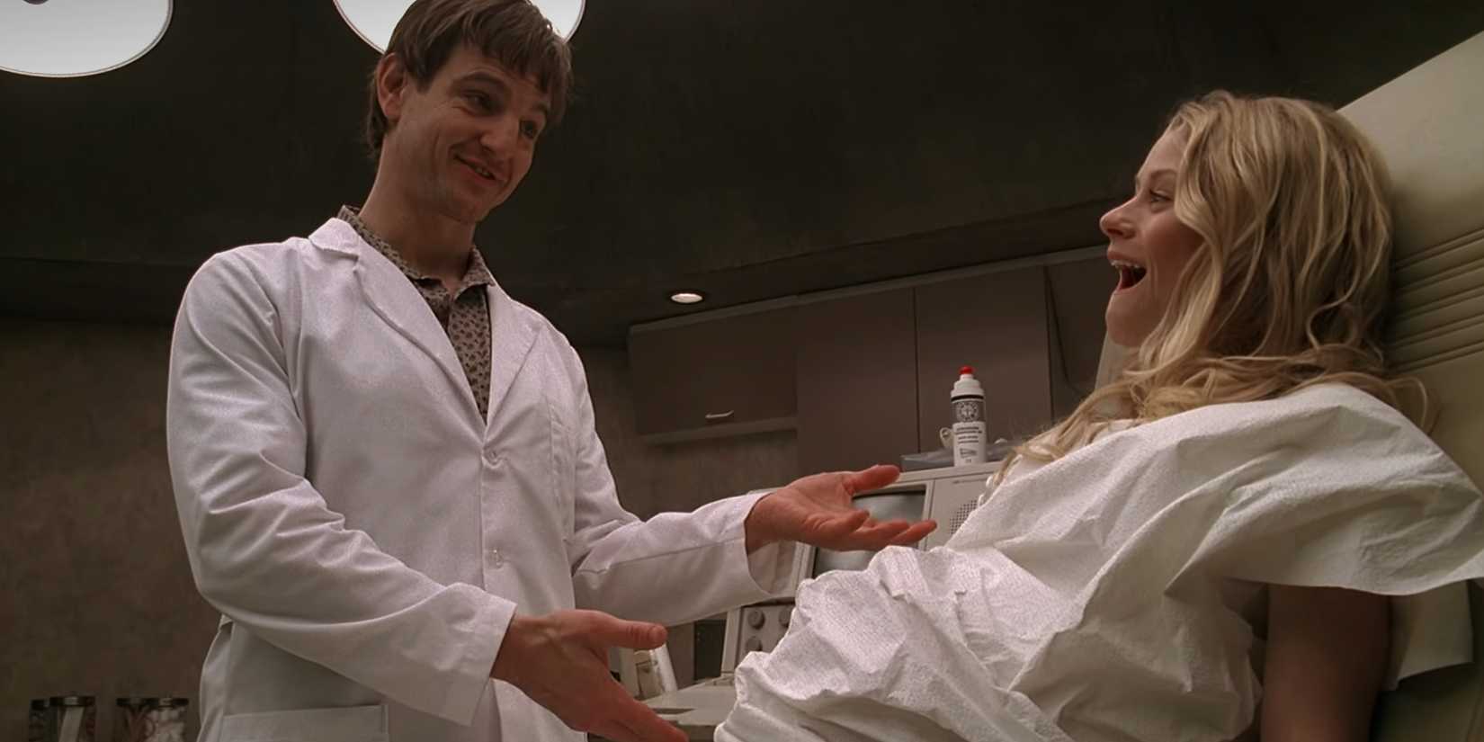 Ethan segurando as mãos na barriga de Claire em Lost