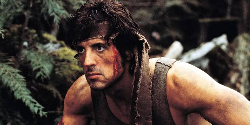 Sylvester Stallone olhando intensamente em First Blood