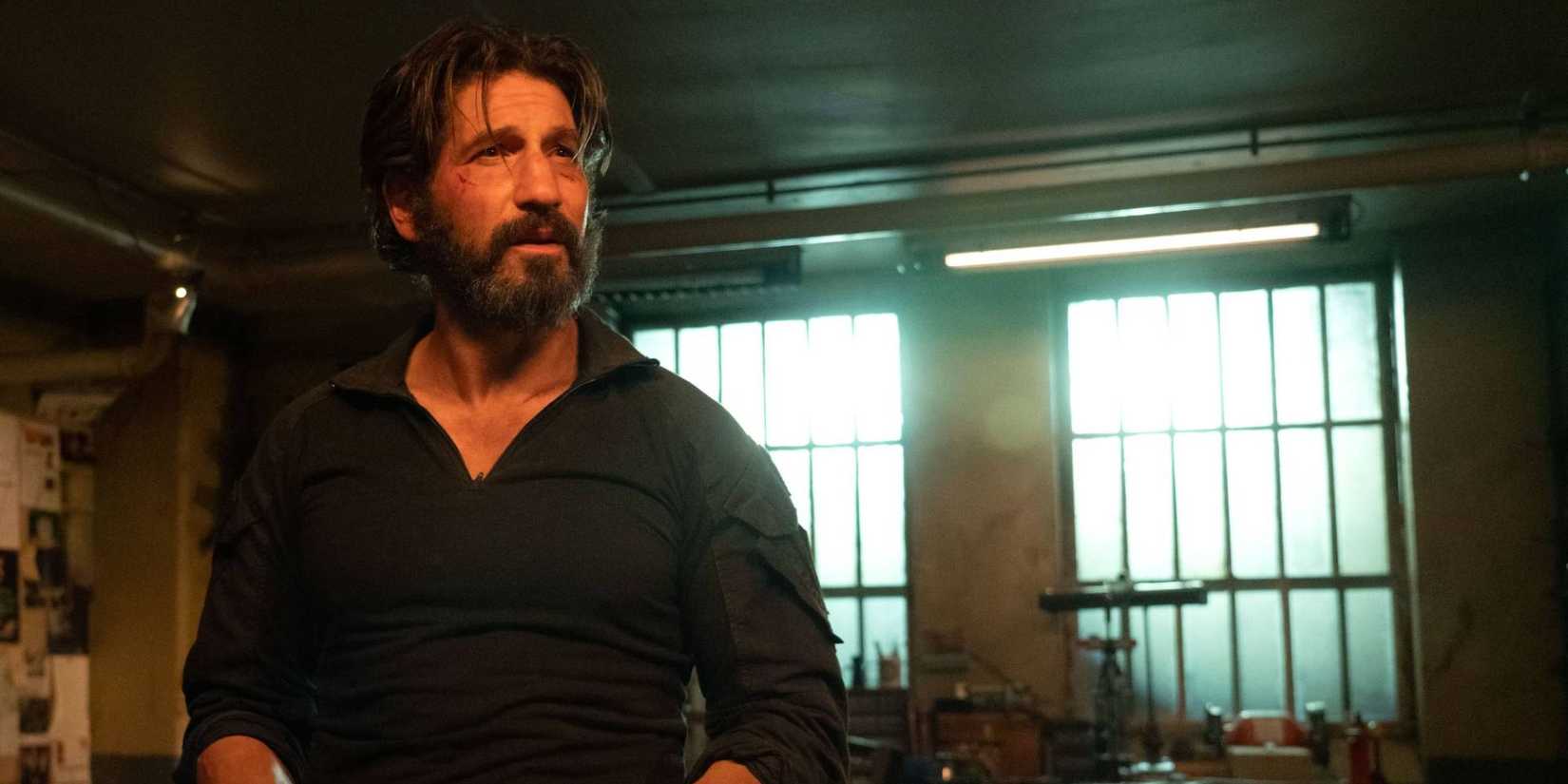 Frank Castle (Jon Bernthal) encara alguém em The Punisher.