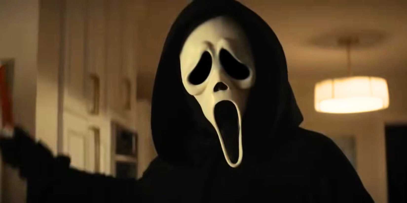 Ghostface em cena do filme Pânico (2022)