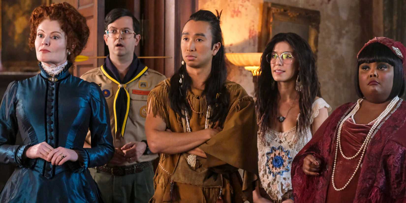 Elenco principal de Ghosts em cena da série.