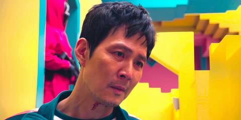 Gi-hun looking down at Jun-hee trying to be reassuring in Squid Game season 3 episode 3