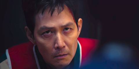 Gi-hun looking up with blood on the side of his head in Squid Game season 3 episode 1