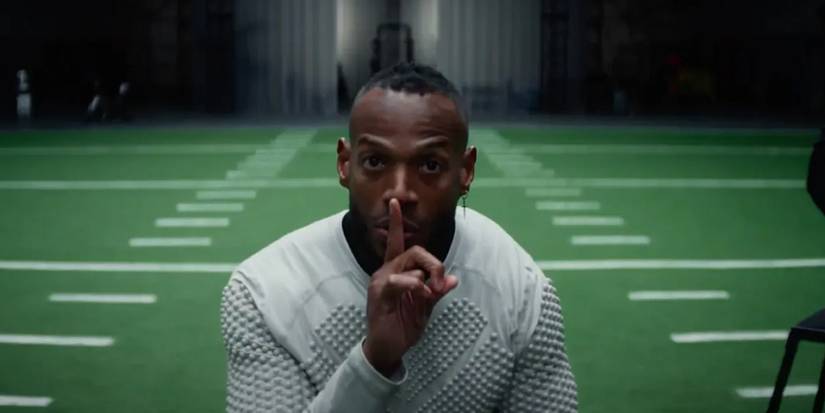 Марлон Уэйнас на футбольном поле в фильме "Him".