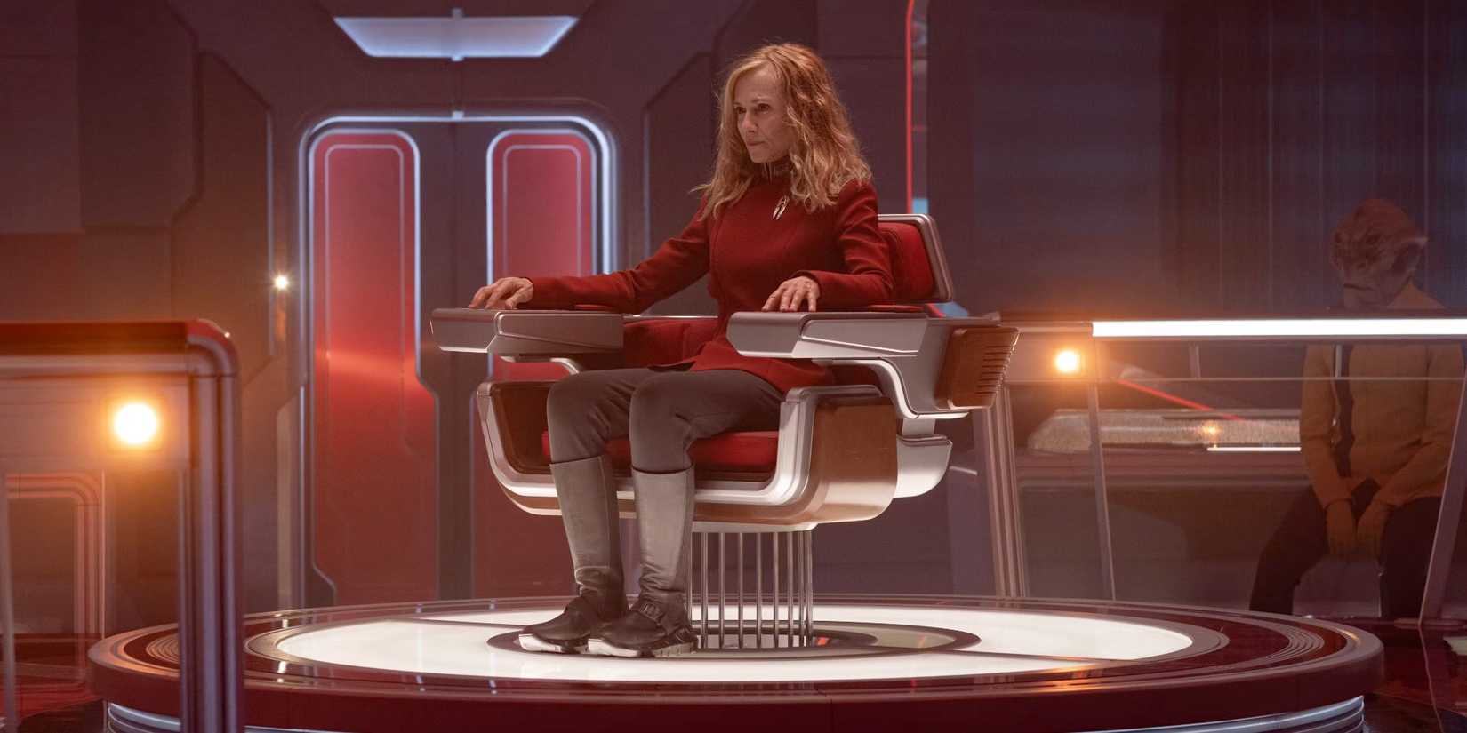 Capitã Nahla Ake em sua cadeira de comando em Star Trek: Starfleet Academy
