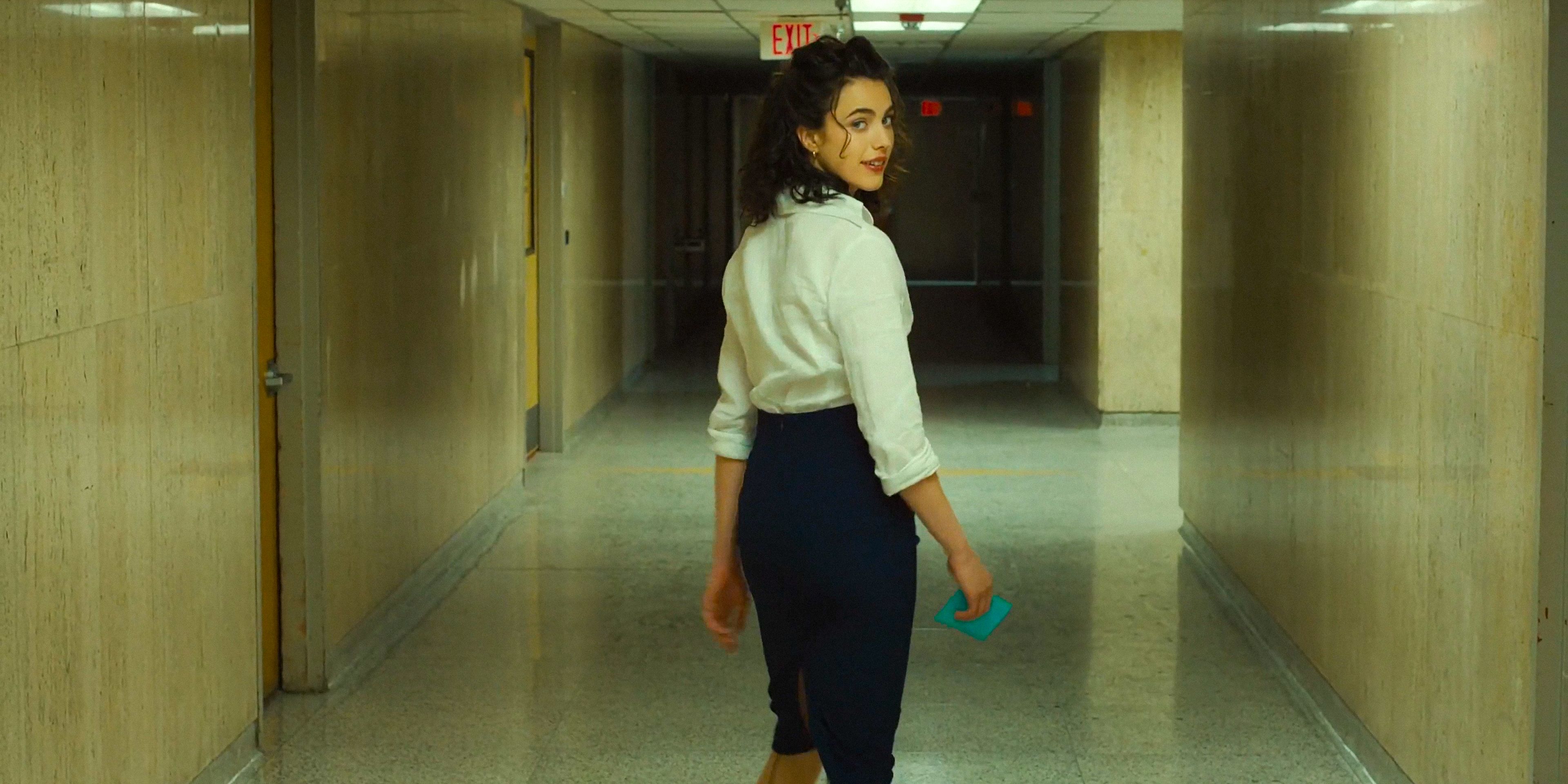 Margaret Qualley como Honey O'Donahue em uma cena de investigação em Honey Don't!