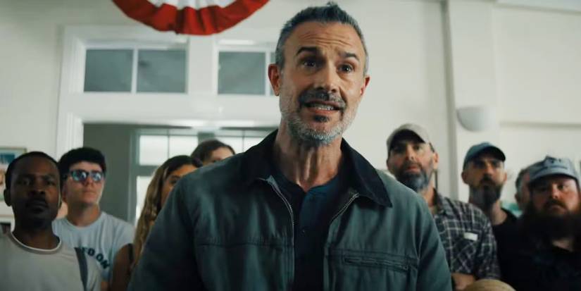 Cena de 'I Know What You Did Last Summer' com Ray em uma reunião da cidade.