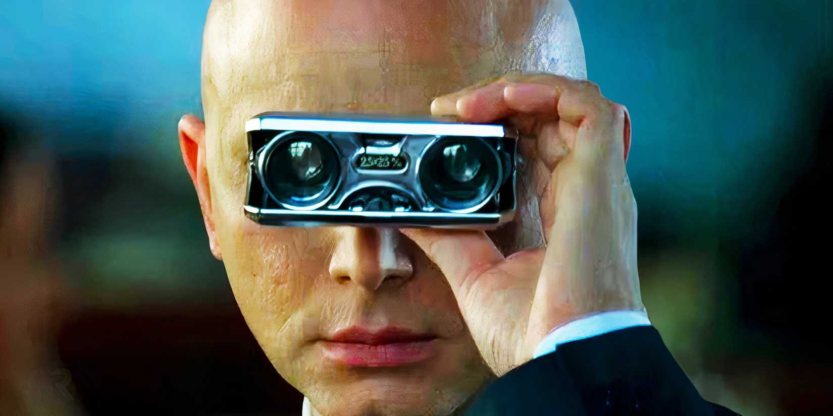 J.J. Abrams' Other 2000s Sci-Fi Show Beat Lost 1 An Observer looking through binoculars in Fringe