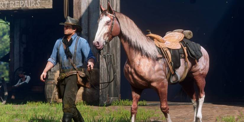 Red Dead Redemption 2: Arthur Morgan conduzindo o cavalo para fora do estábulo.