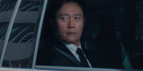 In-ho looking at the American recruiter in Squid Game's series finale