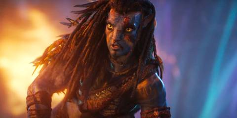 Jake looking bloody and shocked in his Na'vi form in Avatar Fire and Ash