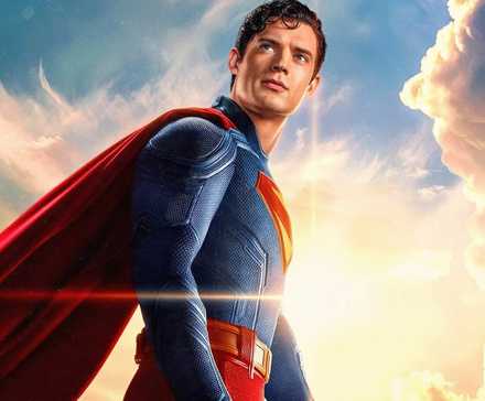 Дэвид Коренсвет в воздухе в роли Супермена