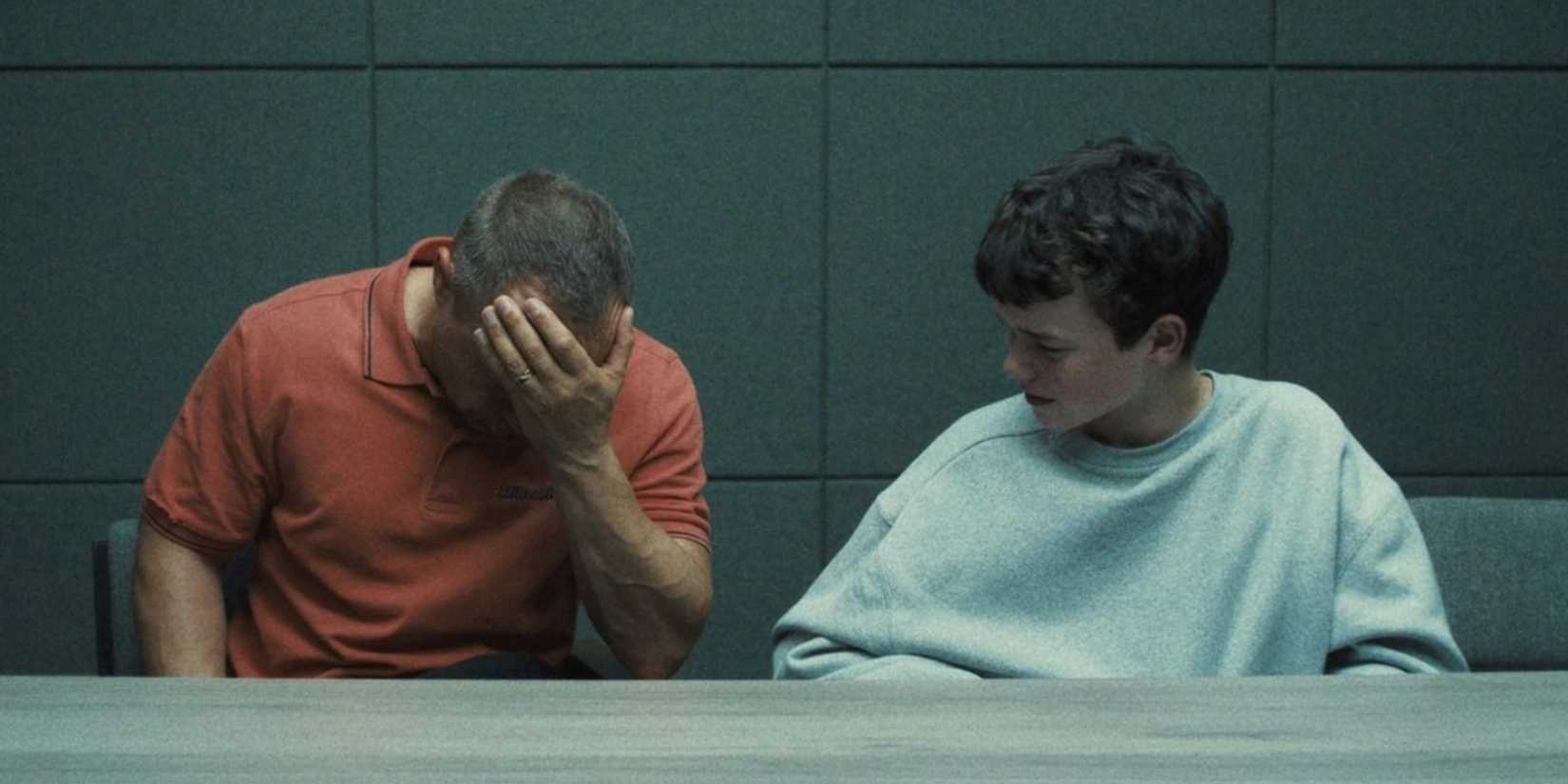 Jamie e Eddie sentam-se na sala de interrogatório no episódio 1 de Adolescence