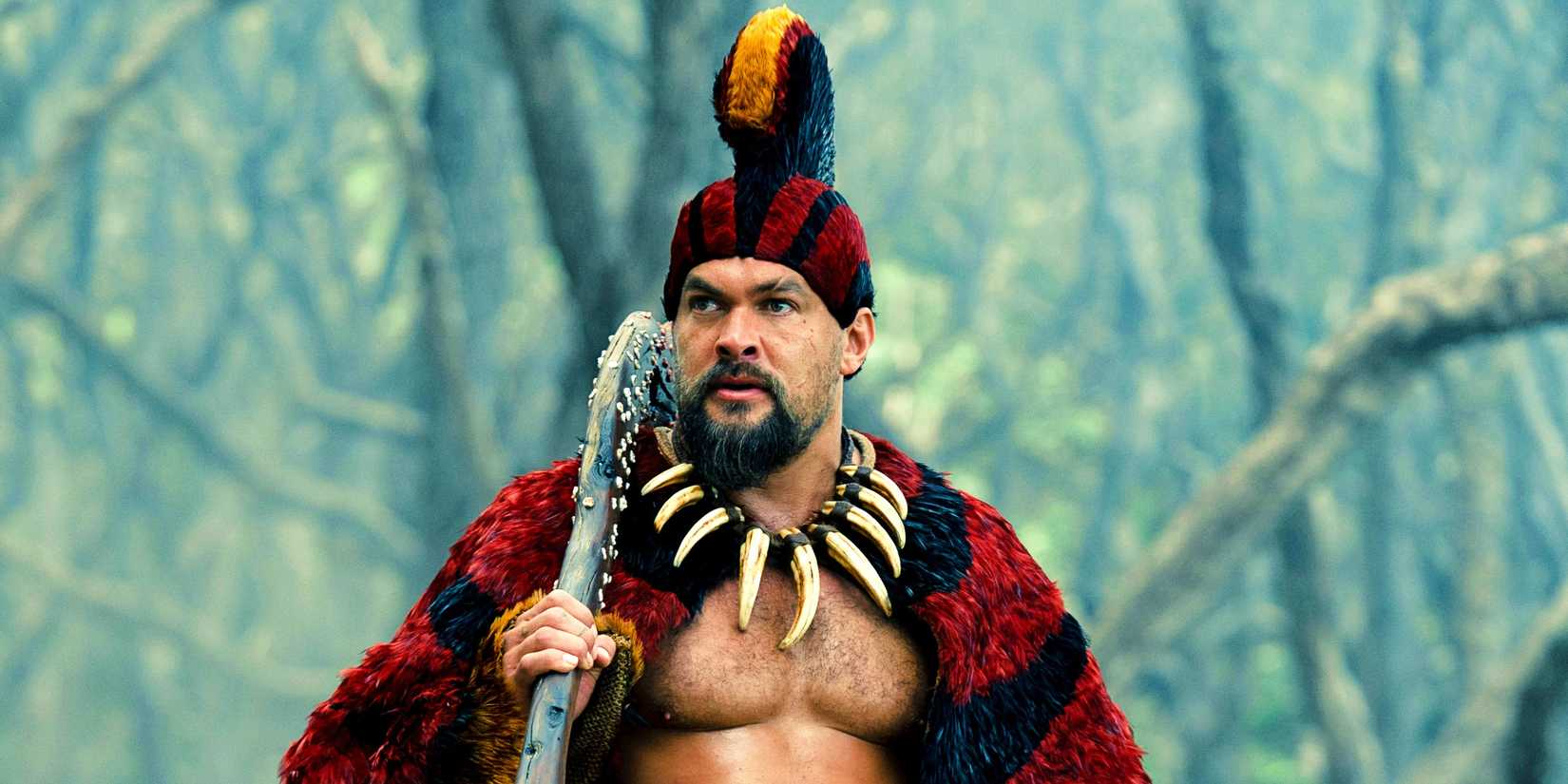 Ka'iana (Jason Momoa) carrying a large weapon in Chief of War